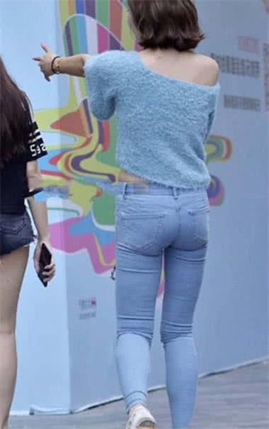 清新的小姐姐，浅蓝的紧身裤显出精健有力的曲线，感觉很清凉