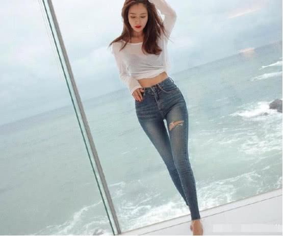 不挑身材的牛仔裤，让女人优美的曲线更显唯美，让人难以忘记