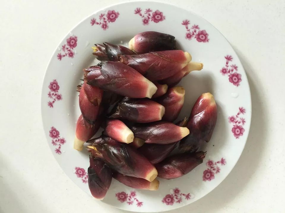 农村山里一种野草，花是稀罕野菜，做泡菜是一绝，营养不输人参