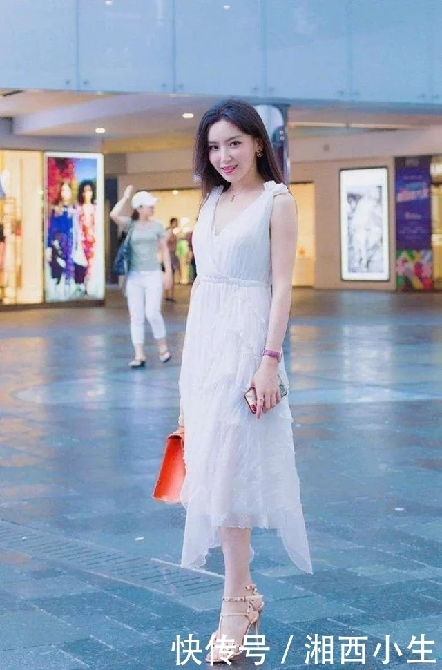 街拍：小姐姐白色连衣裙十分优雅有气质，甜甜的笑容十分有魅力！