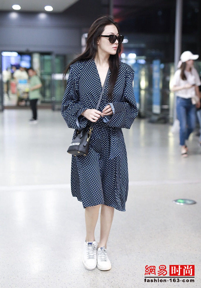 张馨予身材发胖 身穿黑色波点裙显老态