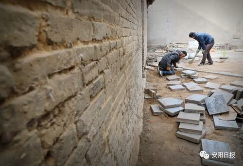 青砖灰瓦，古色古香，与甜水井街并称“龙凤街”