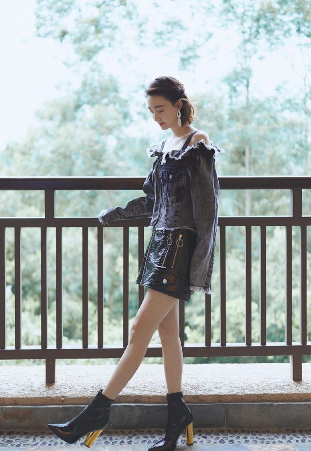 33岁王丽坤亮相活动，身穿印花连衣裙气质优雅，网友：完胜全场