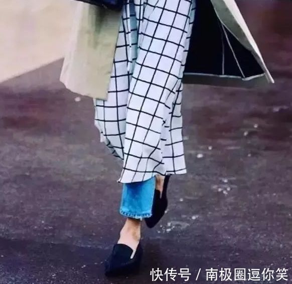 明星们的最新时尚，裙子搭裤子，你觉得好看吗？