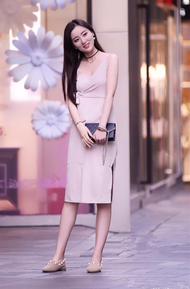 街拍：身穿肉色连衣裙的小姐姐，歪头杀真是性感而可爱