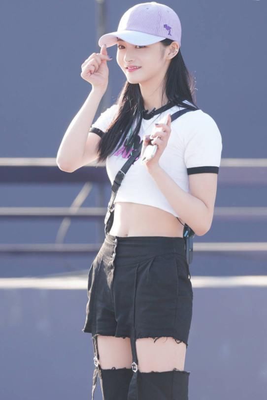 周洁琼穿超短裤秀腿，却被一双完美的手抢镜，可以去当手模了