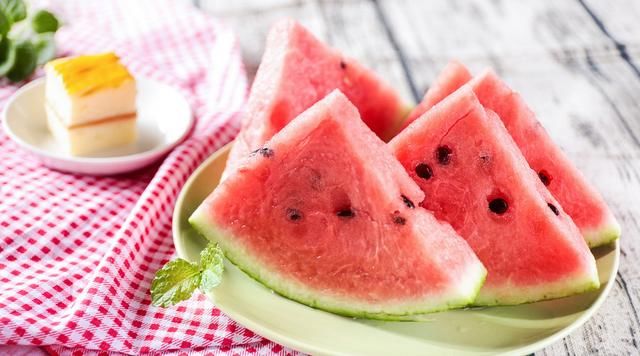 你还在相信“西瓜用勺子吃会生病”的谣言吗?