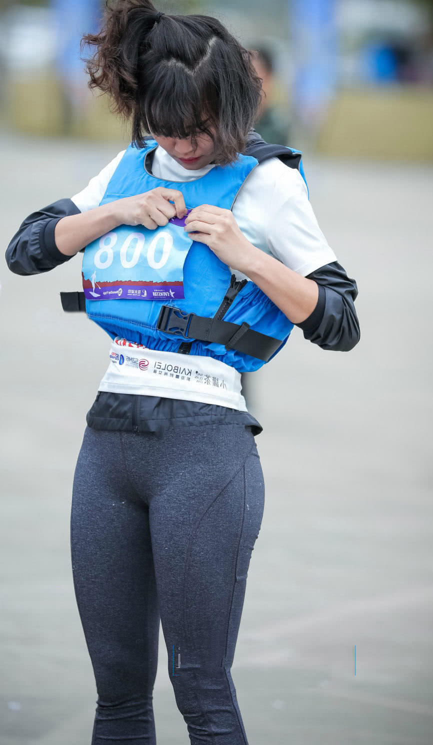 身高1.55小姐姐身穿紧身裤，勾勒饱满曲线，这样的紧身裤丝毫没有