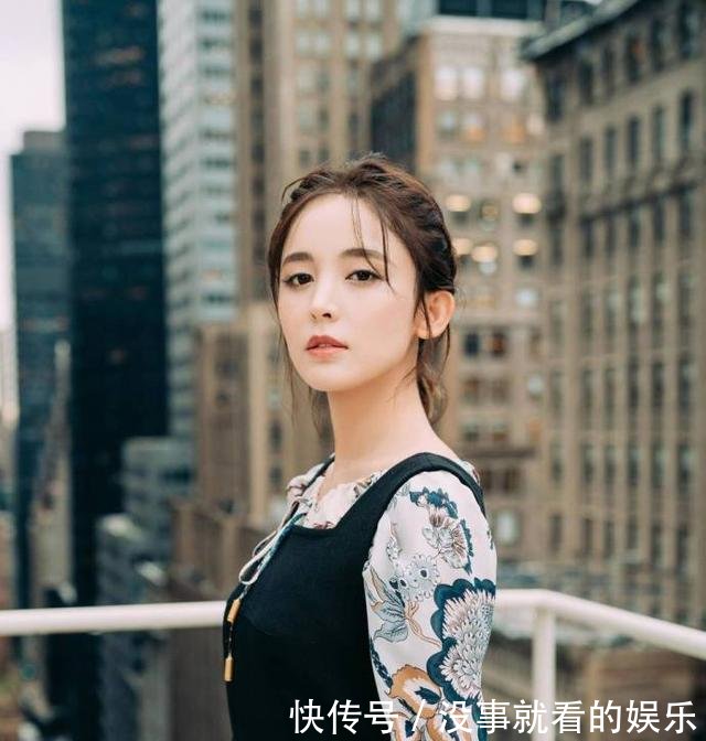 古力娜扎亮相纽约时装周,穿一袭中国风长裙,甜美又俏皮!