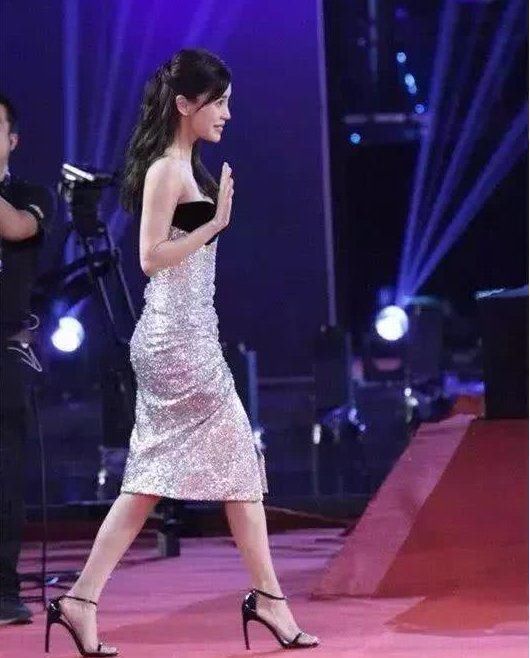 关晓彤的粉色裙子甜美可爱，不如迪丽热巴的裙子有魅力