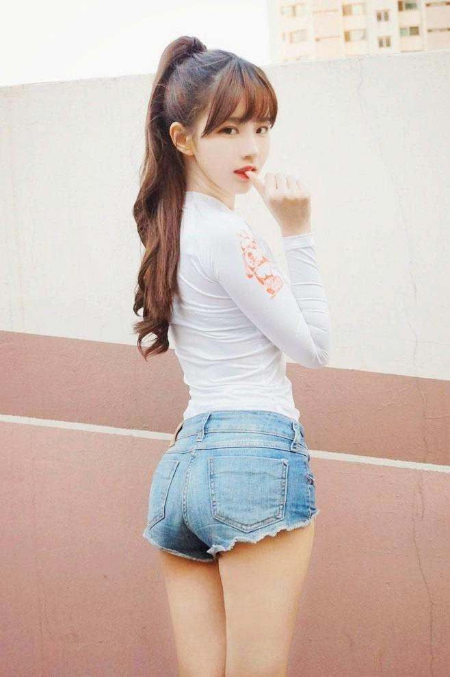 街拍: 吊带超短裙美女, 亭亭玉立的样子让人失魂!