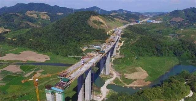 这座高速大桥投资47亿，如今却被迫荒废，村民还在桥上种了庄稼