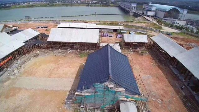 建房用琉璃瓦落伍了，节能瓦完美替代，能遮风挡雨，还能提供照明