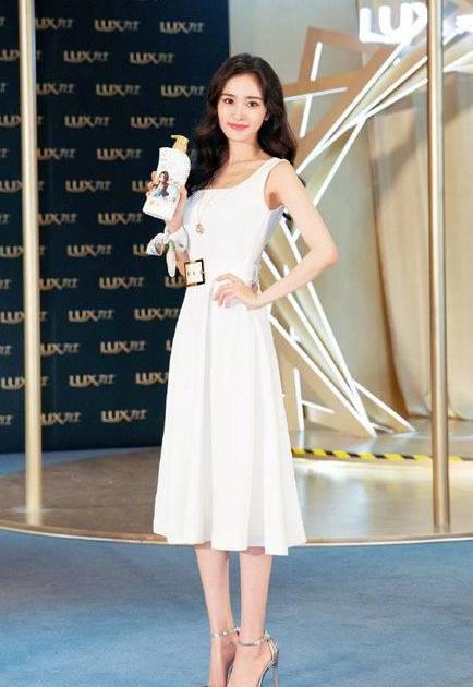 仙气白裙这样穿！颖宝气场两米八，赵丽颖美腻，热巴让人不再淡定