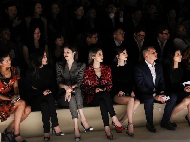 孟美岐时装周首战穿红西装，撞上46岁郑秀文，赢了年纪却输了气场