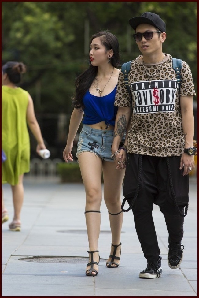 街拍：淡雅脱俗秀美腿的小姐姐，身材曲线都修饰的非常性感！