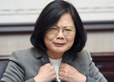 绿媒编辑忘切个人账号，简体字留言骂蔡英文“丢台湾人的脸”