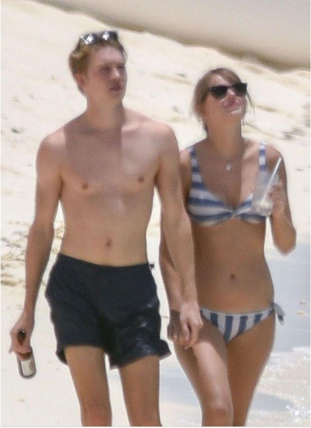 霉霉海边穿比基尼大秀好身材与男友大撒狗粮