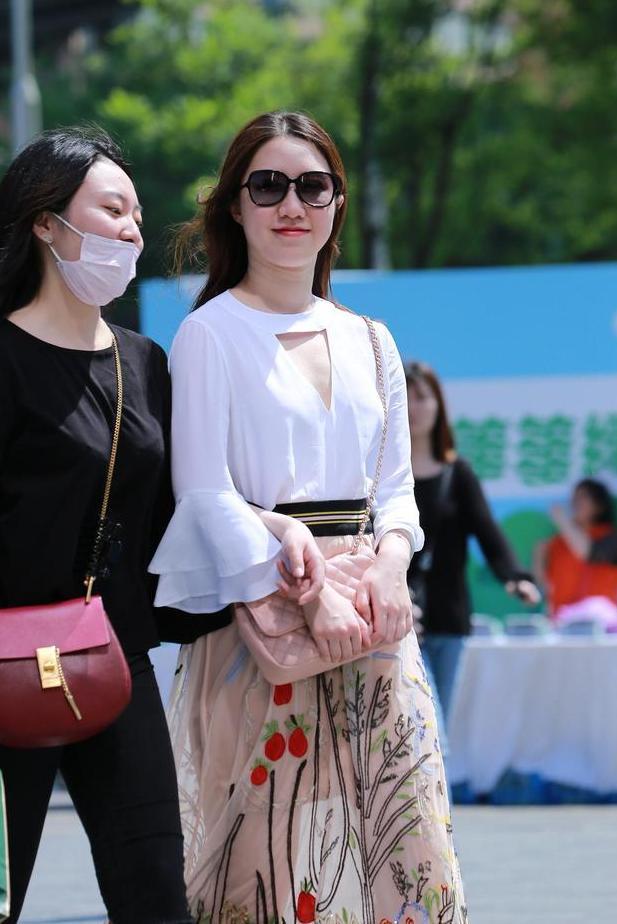 时尚美女街拍美照，冲着镜头微微一笑很倾城