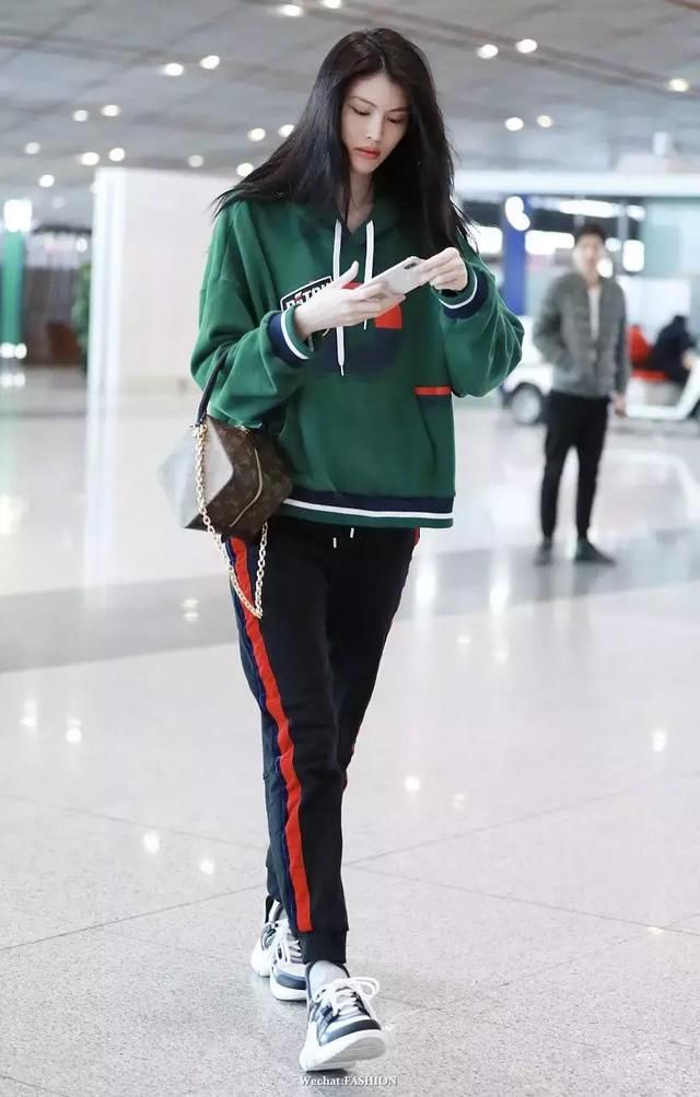 一夜间,这么丑的鞋刷爆时尚圈!