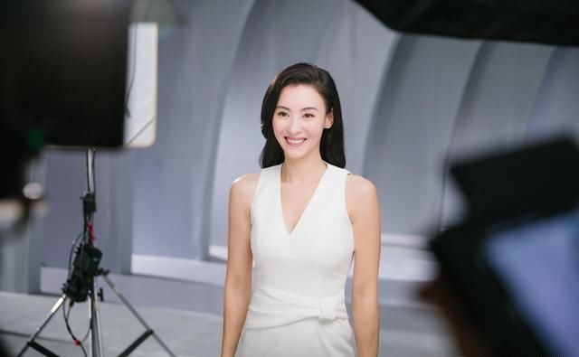 「 白裙」一袭白裙美成仙，网友：娱乐圈最美辣妈，张柏芝最新广告太惊艳