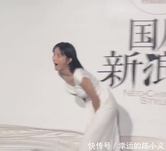  「红毯」太尴尬!张俪红毯掀起裙摆转圈，没控制住扬太高捂着裙子跑掉