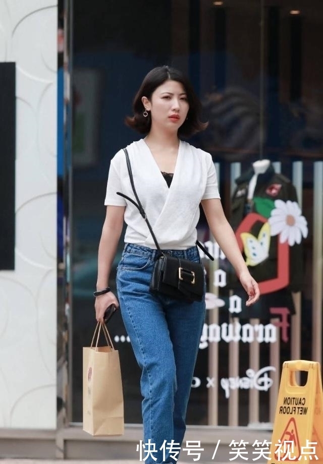「短袖」路人街拍,美女休闲牛仔裤搭配白色短袖,看着有肉感又漂亮