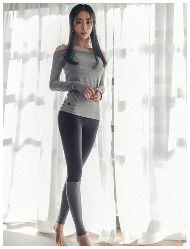 美拍：紧身裤充满女人味的穿搭，下身曲线瞬间让人觉得眼前一亮！