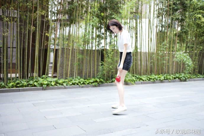 古力娜扎穿白色T恤黑色牛仔裙秀出修长美腿,美丽动人