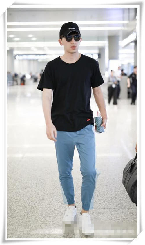 邓伦的私家服真的很“普通”，这裤子也太紧了吧，网友：看着好娘