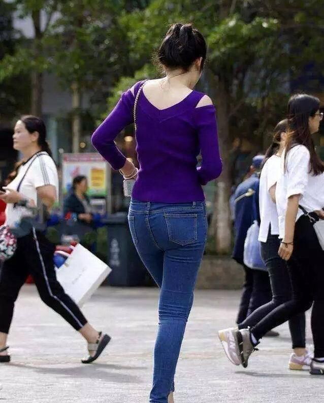 街拍：可爱的紧身牛仔裤小姐姐，散发着迷人气息！