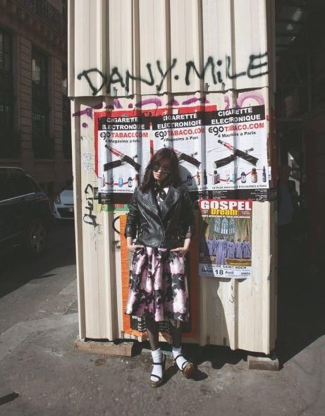 王丽坤网眼黑丝街头照,性感泼辣,变身坏女孩