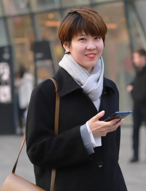  「美女」街拍：螓首蛾眉的美女，一条粉色的连衣裙，青春活力气质