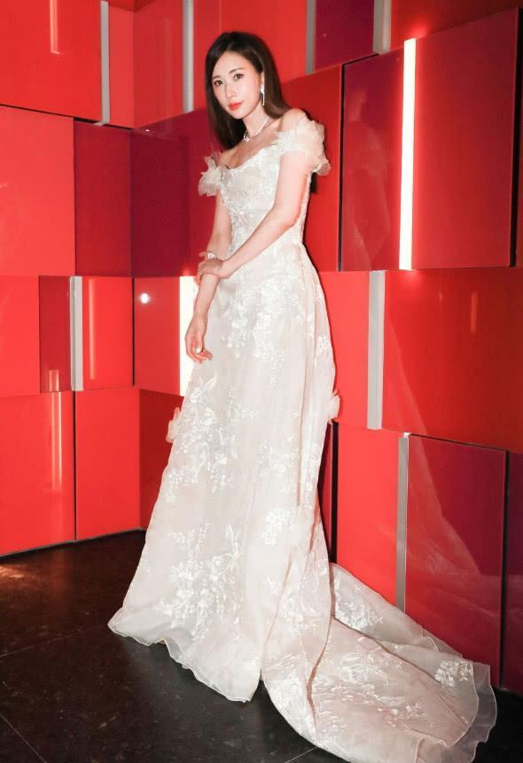 林志玲太时尚了, 竟用蕾丝搭配黄色雪纺裙, 既俏皮又性感!