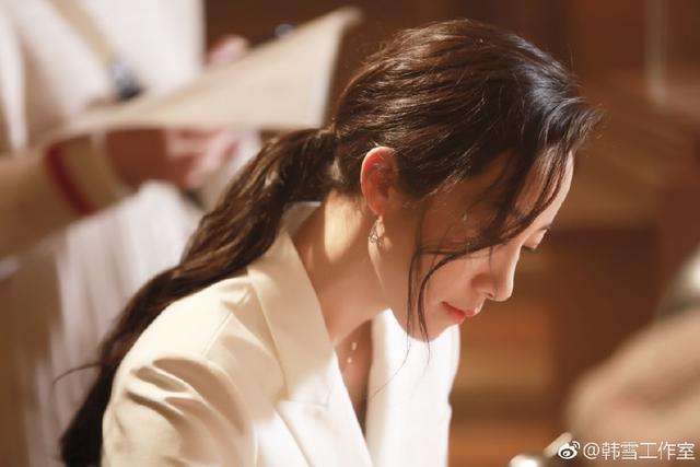 鞠婧祎真厉害! 穿的牛仔短裤好多绳子捆绑 网友: 勒得不疼吗?