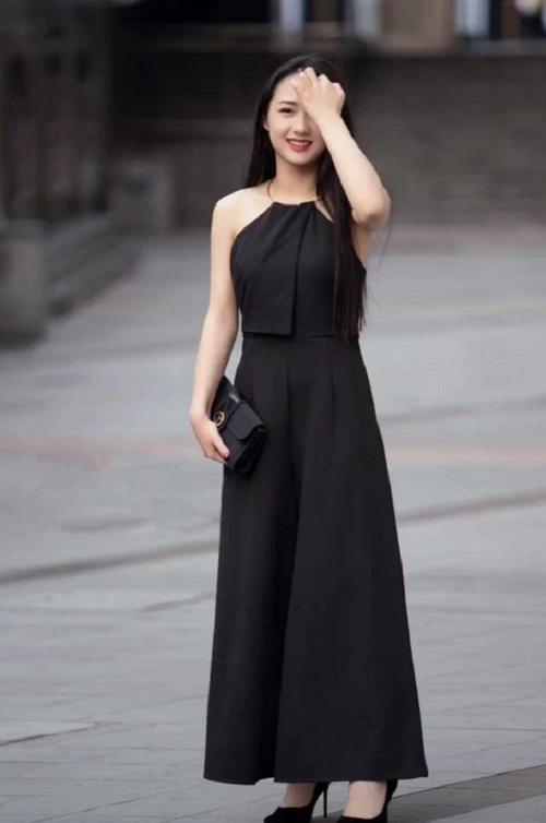 路人街拍，夏季最流行的就是小黑裙了，小姐姐诶穿上后非常的迷人