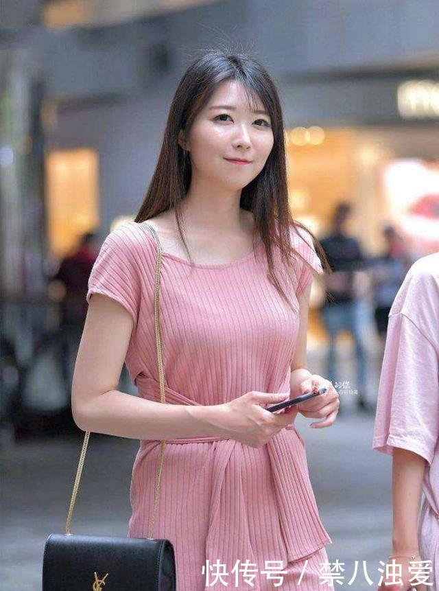 『 美女』秀出曼妙身姿,街拍:热裤展现美女的妩媚气质