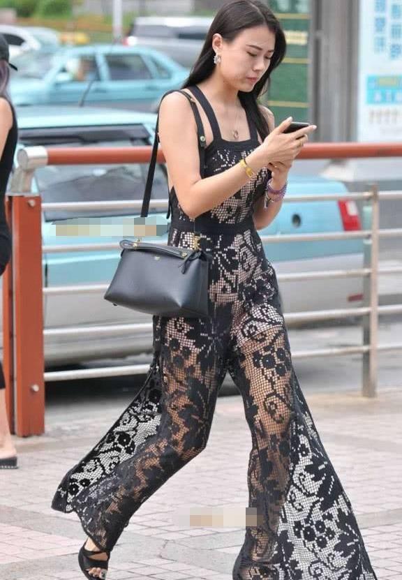 霸气大姐姐蕾丝连体衣秀玲珑有致的身材，朦胧曲线，让人瞳孔放大