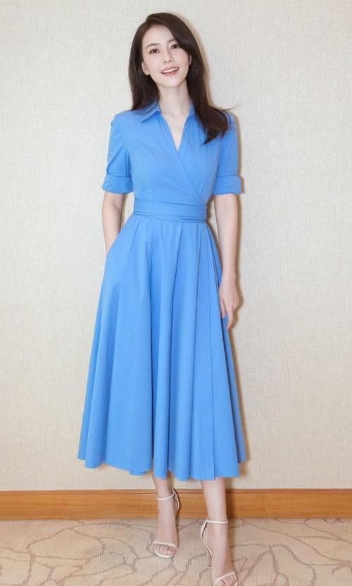 高圆圆穿一字肩长裙,依旧优雅女神范,只是这宽肩尴尬了!