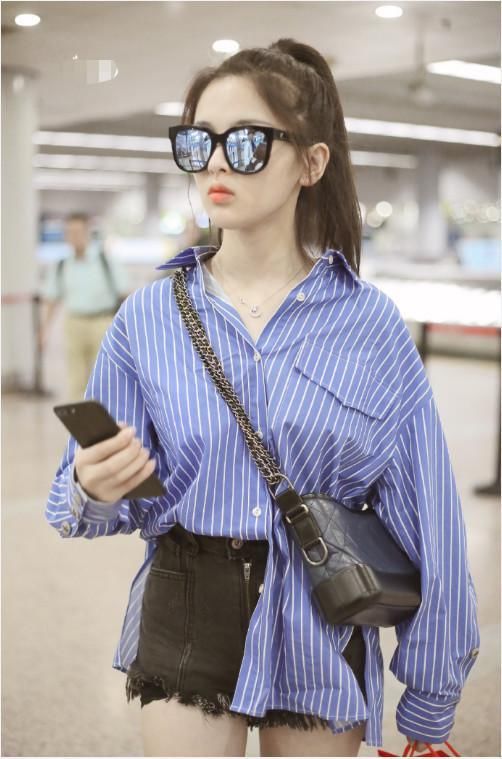 杨超越真尴尬!本想在机场秀身材，不料外露的“安全裤”却成亮点