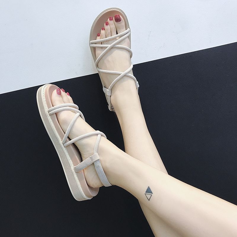 现在流行这样的女凉鞋，清凉时髦，显高挑显年轻