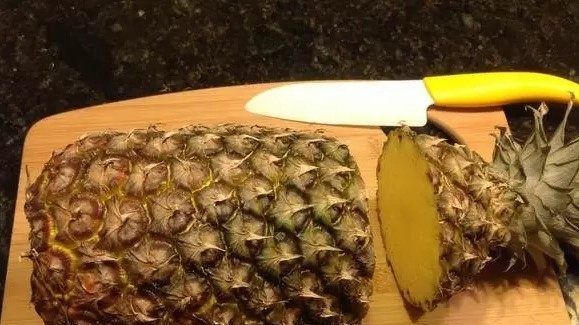  #盆栽#吃完的菠萝顶花别扔，简单4步种出一盆漂亮的小盆栽，还会结果！