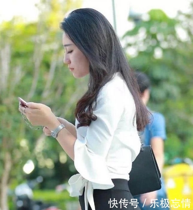 「女人味」阔袖白衬衫配黑色紧身裤,时髦潮流,百搭时尚,平淡中不缺女人味