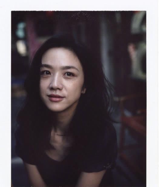 39岁汤唯素颜出镜，满脸雀斑肤色暗沉，网友:不美但是很有味道