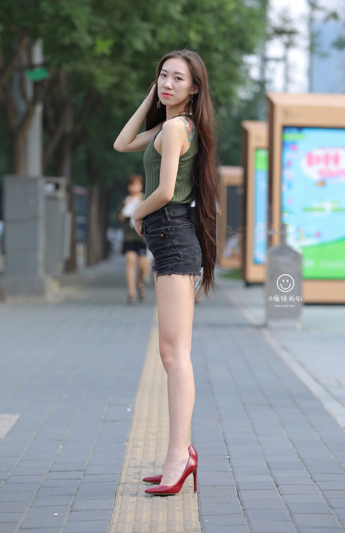 路人街拍，小姐姐这件上衣一定很清凉