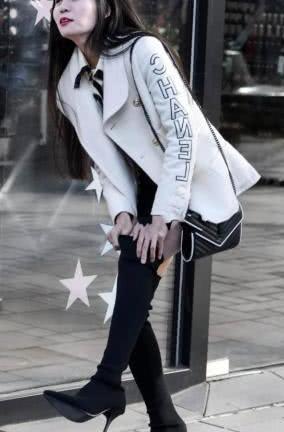 公司白领时尚穿搭高挑且撩人，街头提鞋的姿态很俏皮