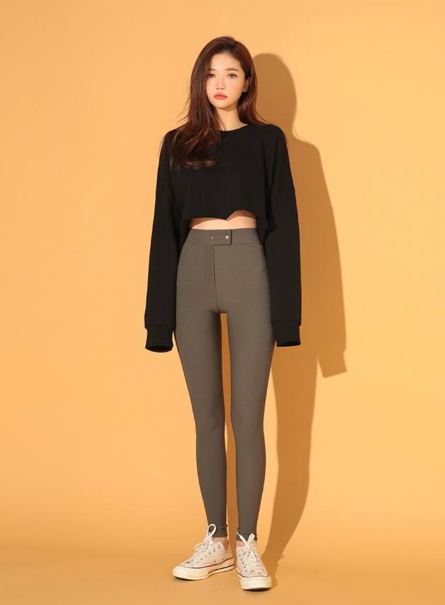 打底裤小姐姐穿出动人身姿,展现优雅成熟魅力