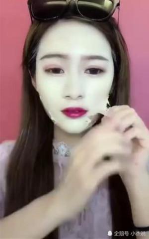 女生化妆太吓人，卸妆的时候像剥皮，网友：化妆和刷墙一样厚
