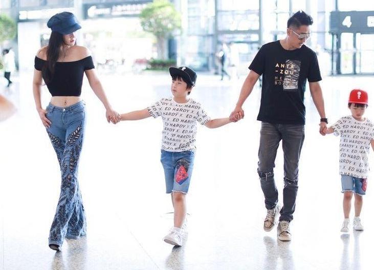 冉莹颖真是够拼! 为了显腿长穿拖地长裤, 像没穿鞋一样!