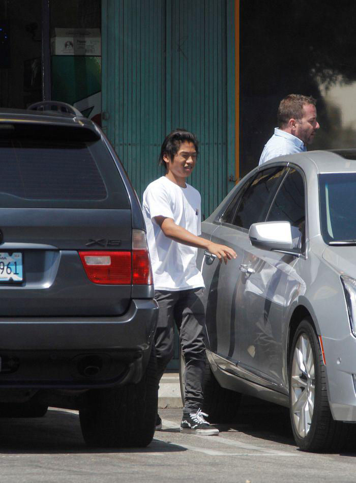 朱莉越南养子开车前往皮特家，发型雷人身高颜值堪忧